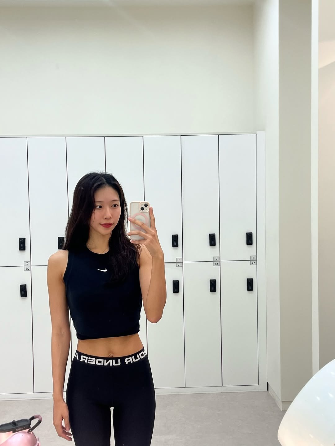 Photo by 스트롱지은 on February 21, 2026. May be a selfie of activewear, mirror, top, tights, sportswear, sweatpants and text.