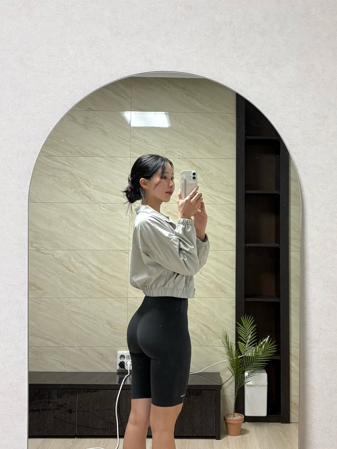 Photo by 스트롱지은 on February 23, 2026. May be an image of activewear, shorts, mirror, sweatpants, tights and text.