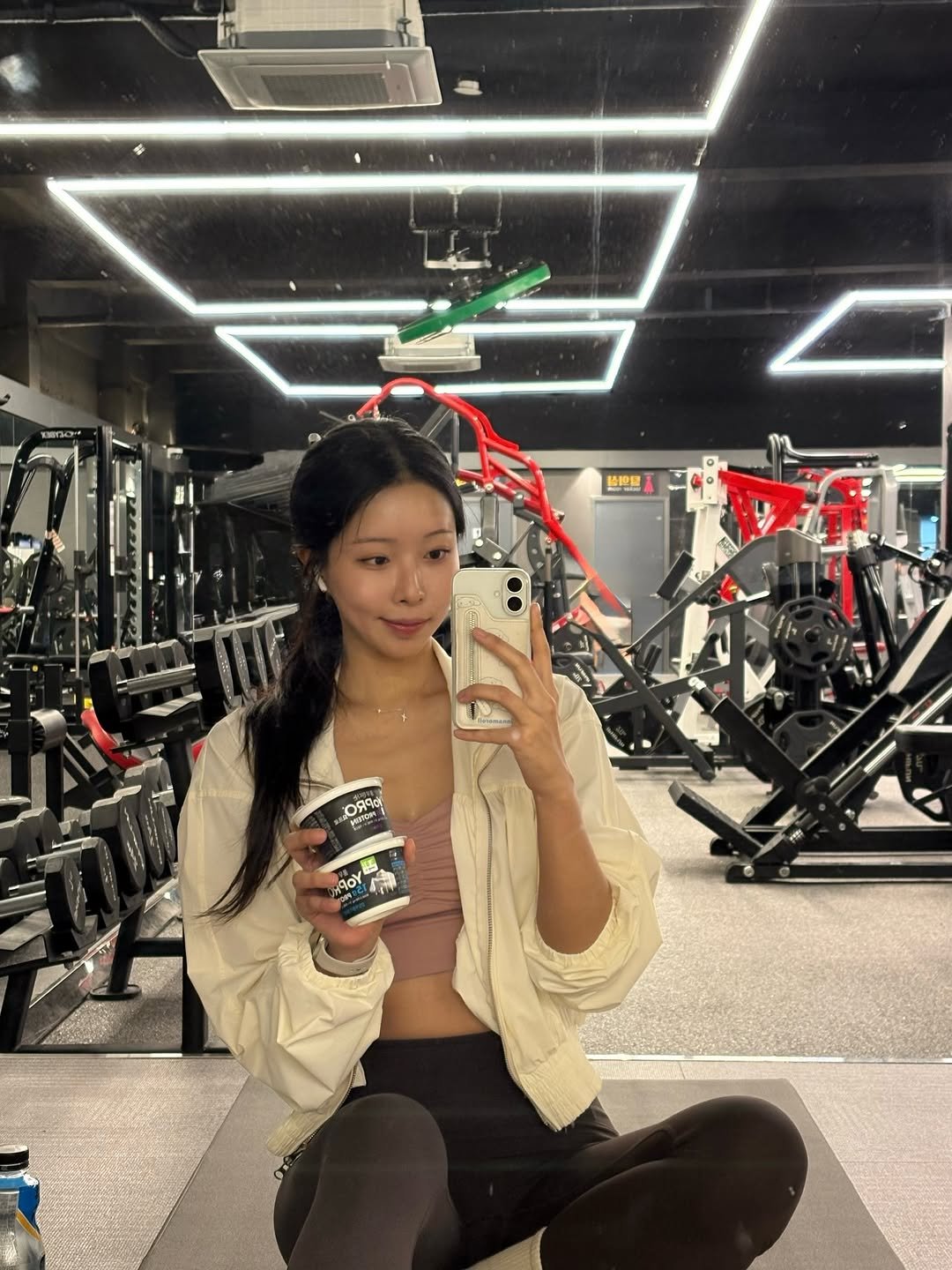 Photo shared by 스트롱지은 on March 24, 2026 tagging @yopro.kr. May be a selfie of treadmill, sweatpants, sportswear and text.