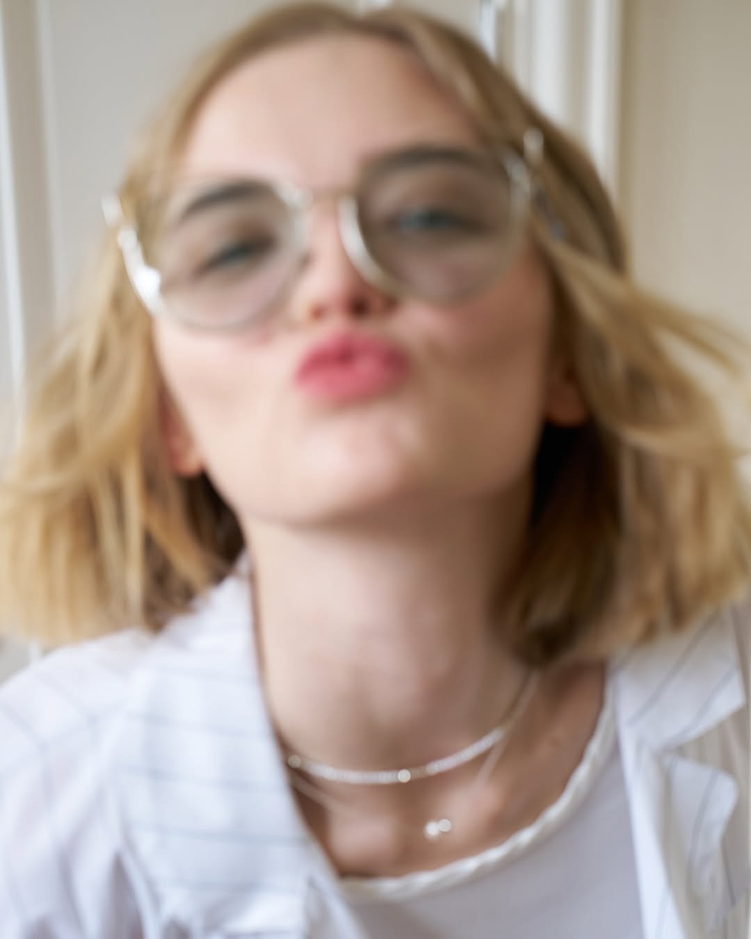 Photo by 스튜디오 쿠드 - 룩북촬영 | 영상촬영 | 제품촬영 on July 05, 2025. May be an image of 1 person, blonde hair, makeup, eyeglasses, necklace, choker and text.