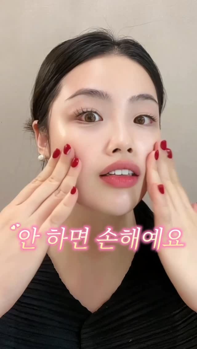 studio.m_u_s_e 게시물 이미지: 거울만 보면 우울하다구요?🥲
갑자기 늙어보이는 내 모습에 
야속한 세월이 서럽지만...