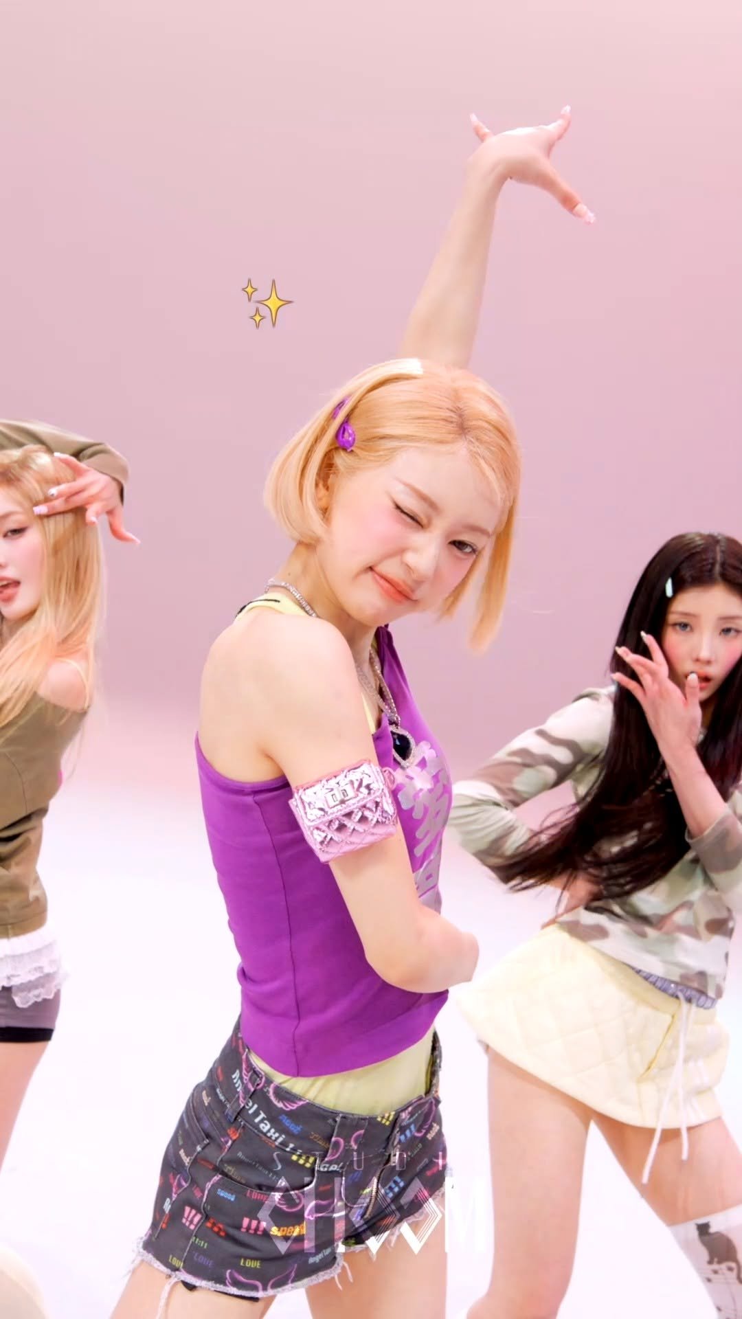 studio_choom 게시물 이미지: 아일릿이 잇츠미치기 전 대기 시간을 보내는 법💅

[STUDIO CHOOM...