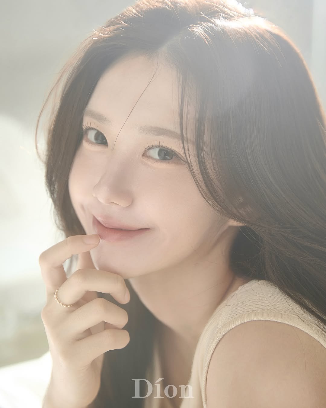 Photo by 𝐒𝐓𝐔𝐃𝐈𝐎 𝐃𝐈𝐎𝐍 일반인 프로필사진 | 배우프로필 on January 05, 2026. May be an image of one or more people, hair, makeup, outdoors and text.