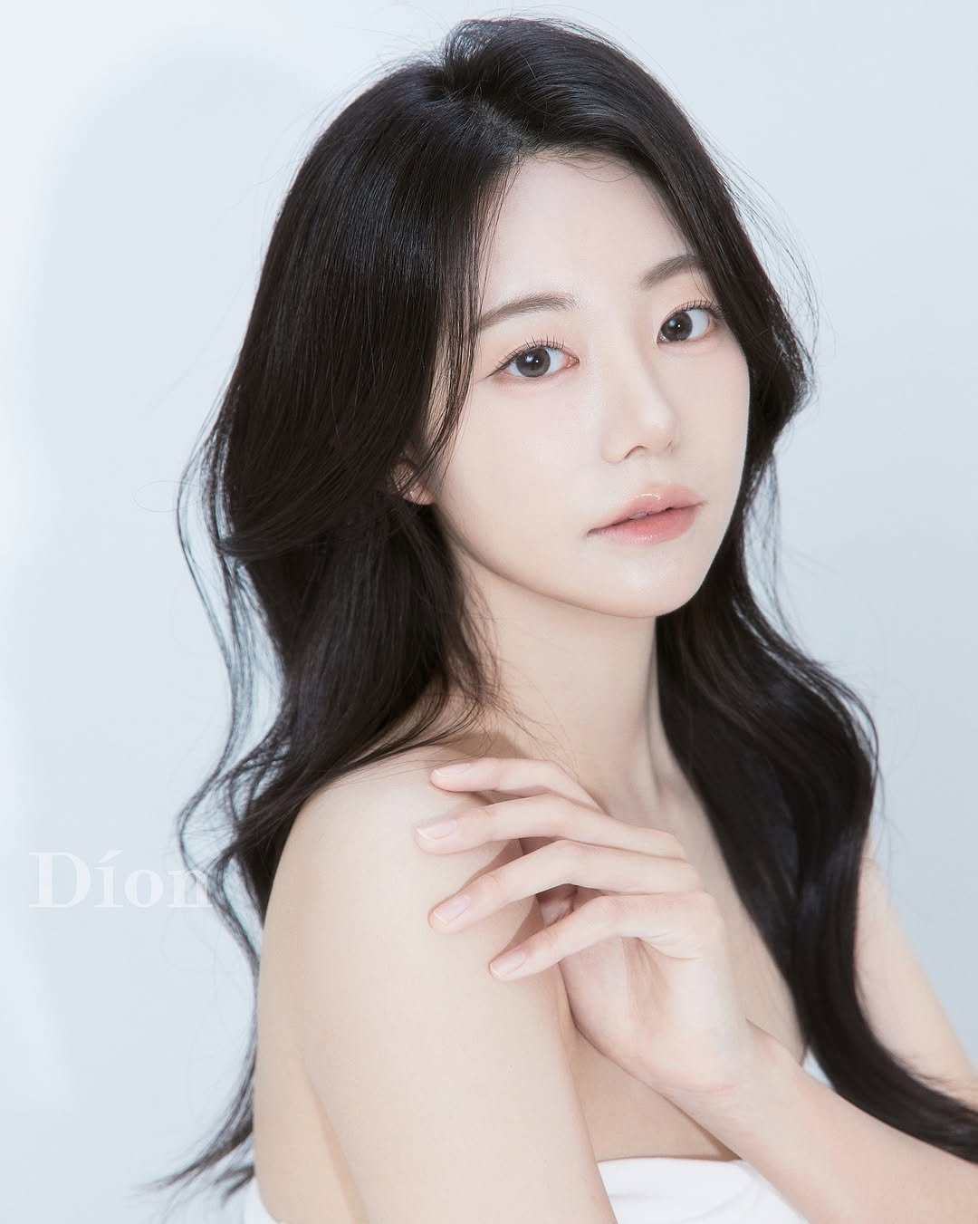 Photo shared by 𝐒𝐓𝐔𝐃𝐈𝐎 𝐃𝐈𝐎𝐍 일반인 프로필사진 | 배우프로필 on October 02, 2025 tagging @y0ursu. May be an image of one or more people, hair, makeup and text.