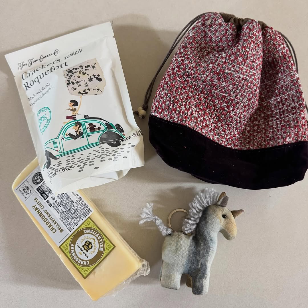 Photo shared by FYCH 프이치 on April 10, 2026 tagging @schnell_indiesonne_. May be an image of tea, drawstring, potholder, hand cream, wool, knit, pouch and text.