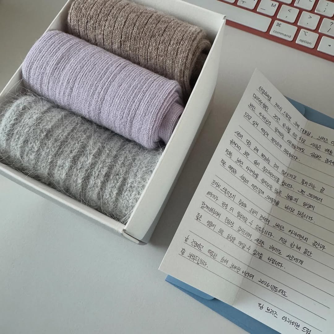 Photo shared by FYCH 프이치 on April 10, 2026 tagging @breeze_archive. May be an image of towel rack, napkin, wool, sock, bathmat, clothes hanger and text.