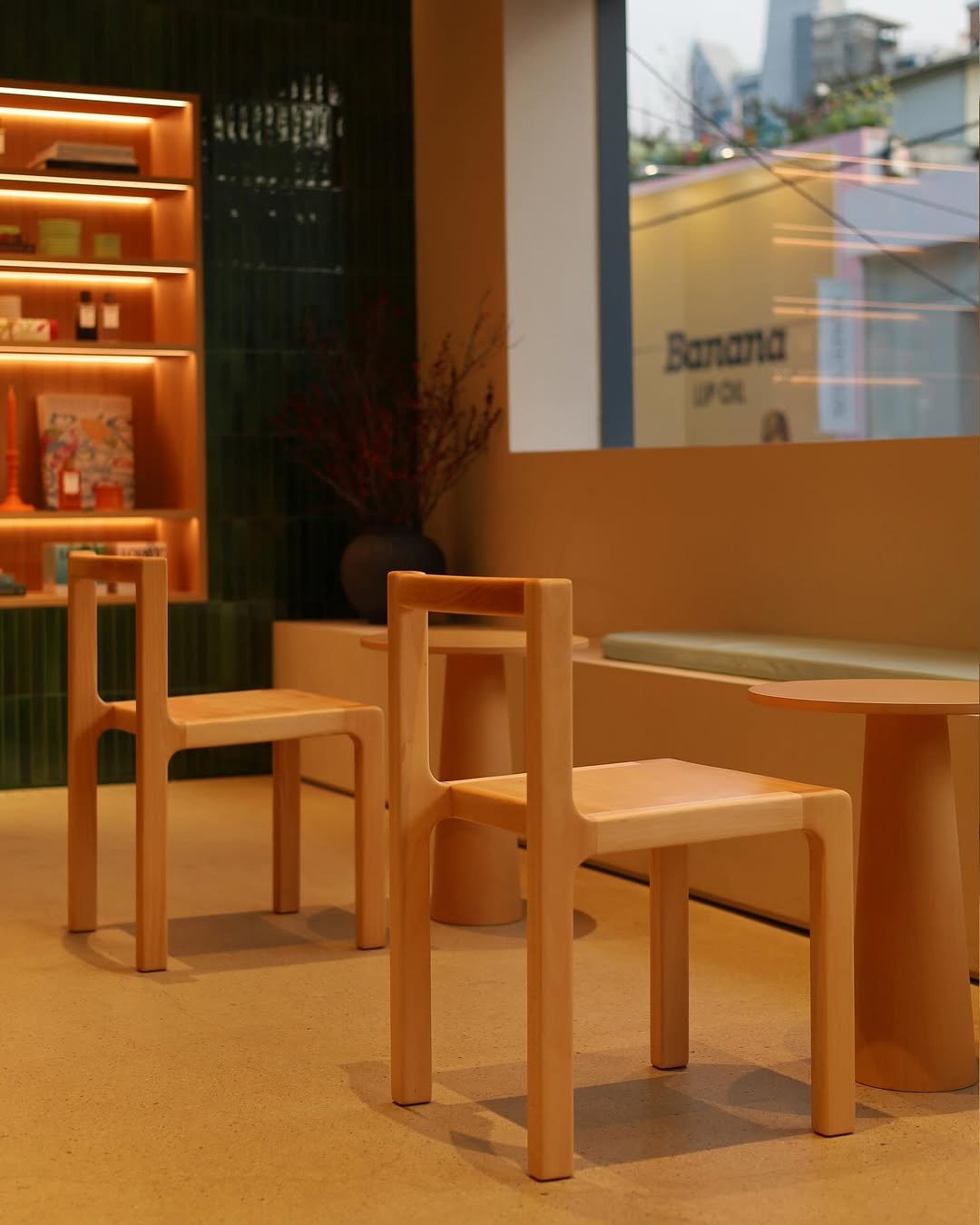 Photo by 스튜디오 하 on January 19, 2026. May be an image of table, armchair, dining table and text.