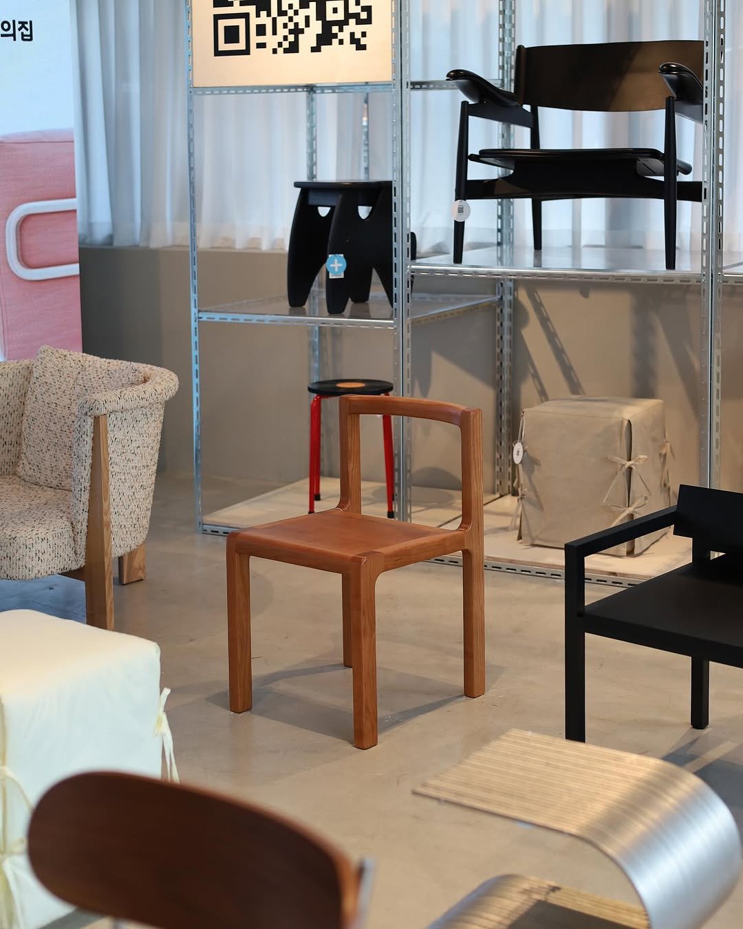 Photo by 스튜디오 하 on September 08, 2025. May be an image of table, chair, armchair, indoors and text that says '의집 日路'.