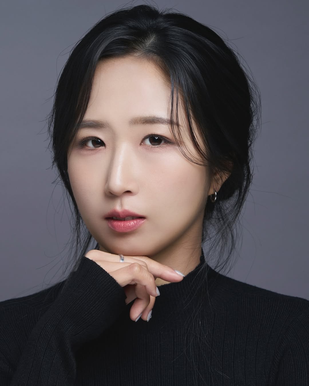 Photo by 레쿠스튜디오ㅣ 프로필사진 배우프로필 전문직프로필 연주자프로필 on November 23, 2025. May be an image of one or more people, hair, makeup and text.