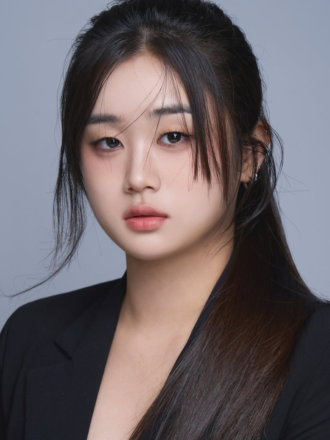 Photo by 레쿠스튜디오ㅣ 프로필사진 배우프로필 전문직프로필 연주자프로필 on November 02, 2025. May be a closeup of one or more people, hair, makeup and text.