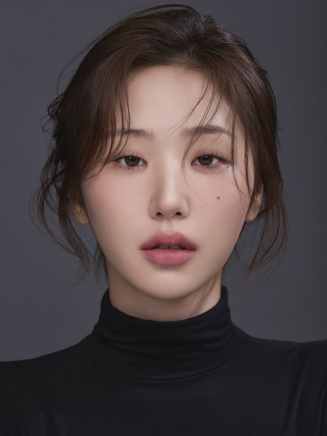 Photo by 레쿠스튜디오ㅣ 프로필사진 배우프로필 전문직프로필 연주자프로필 on November 12, 2025. May be a closeup of one or more people, hair, makeup, turtleneck and text.