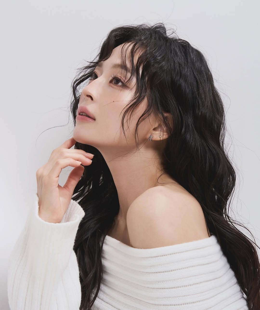 Photo by 레쿠스튜디오ㅣ 프로필사진 배우프로필 전문직프로필 연주자프로필 on November 19, 2025. May be an image of one or more people, braids, makeup, top and text.