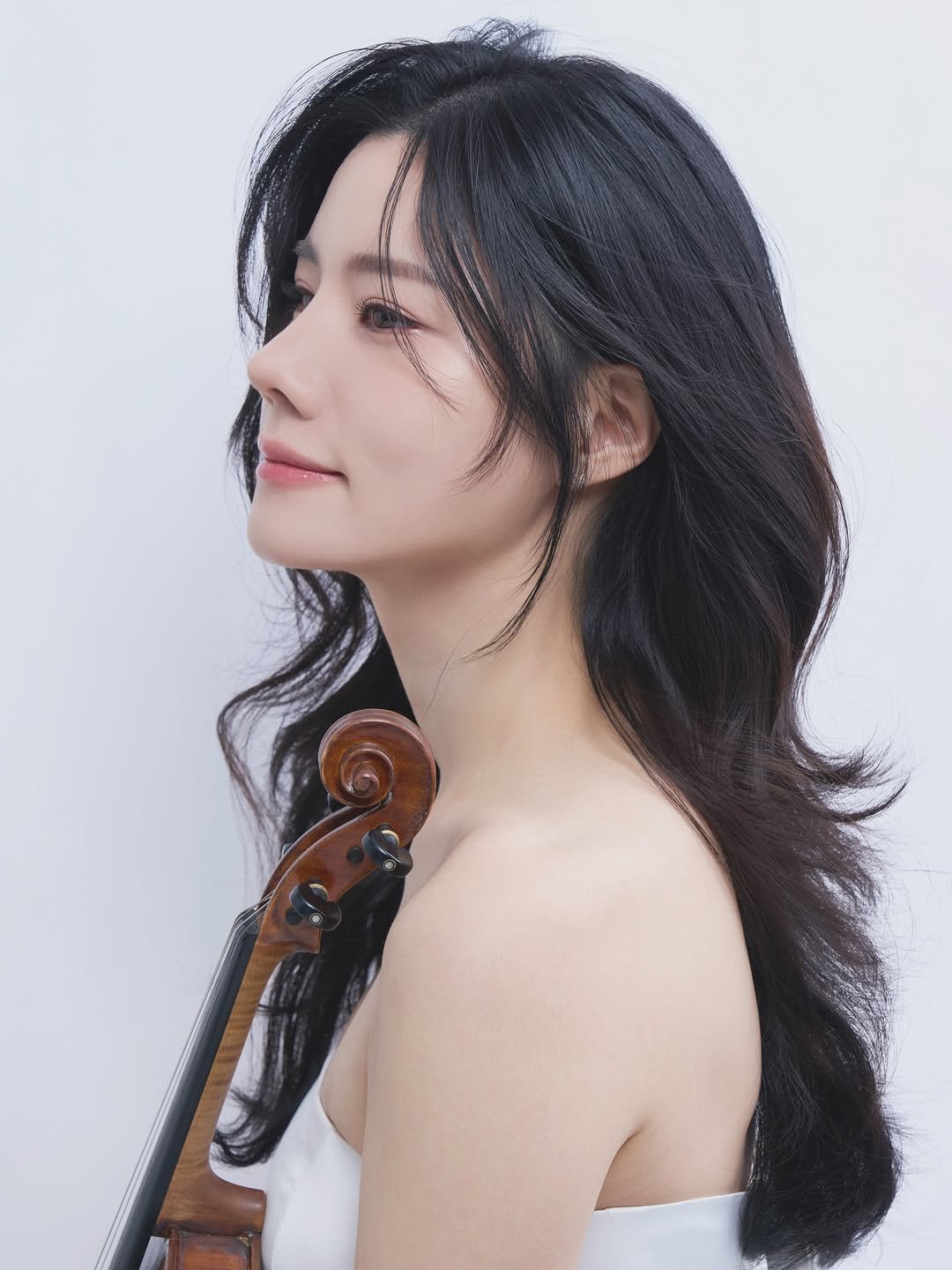 Photo by 레쿠스튜디오ㅣ 프로필사진 배우프로필 전문직프로필 연주자프로필 on January 15, 2026. May be an image of violin and text.
