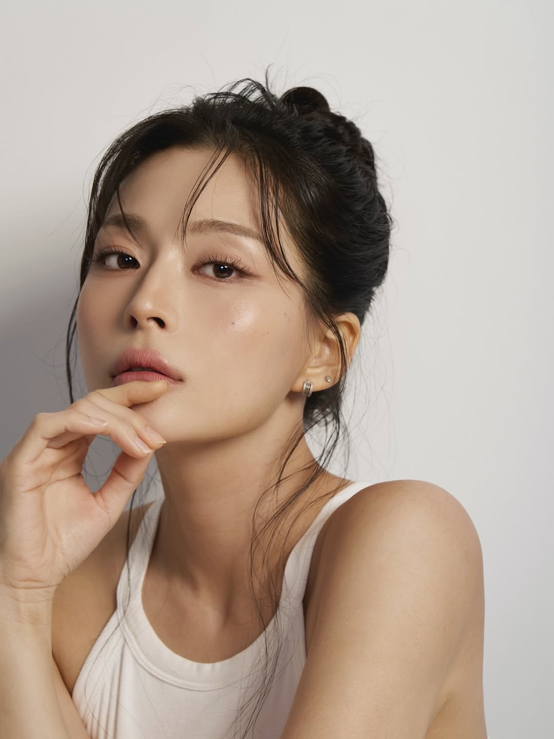 Photo by 레쿠스튜디오ㅣ 프로필사진 배우프로필 전문직프로필 연주자프로필 on November 29, 2025. May be an image of one or more people, braids, makeup and text.