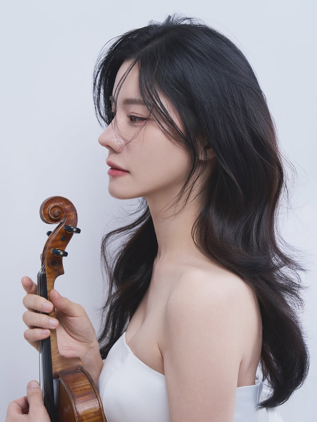 Photo by 레쿠스튜디오ㅣ 프로필사진 배우프로필 전문직프로필 연주자프로필 on November 17, 2025. May be an image of violin and text.