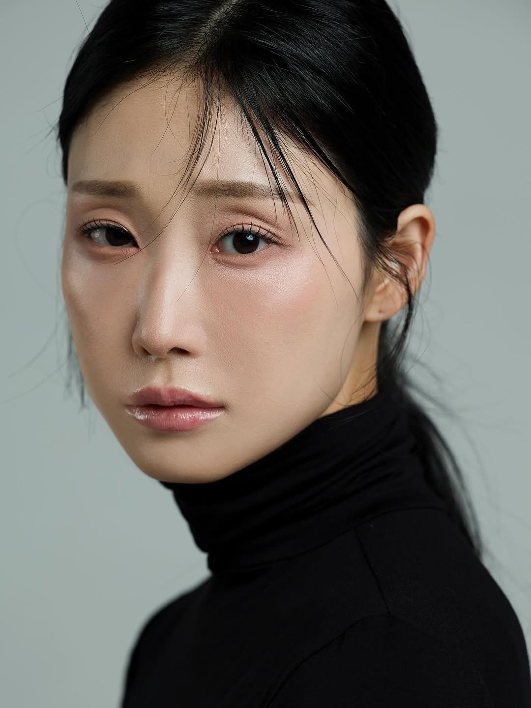 Photo by 스튜디오유성|배우프로필 프로필촬영 전문직프로필 프로필사진 on October 27, 2025. May be a closeup of one or more people, makeup, hair, turtleneck and text.