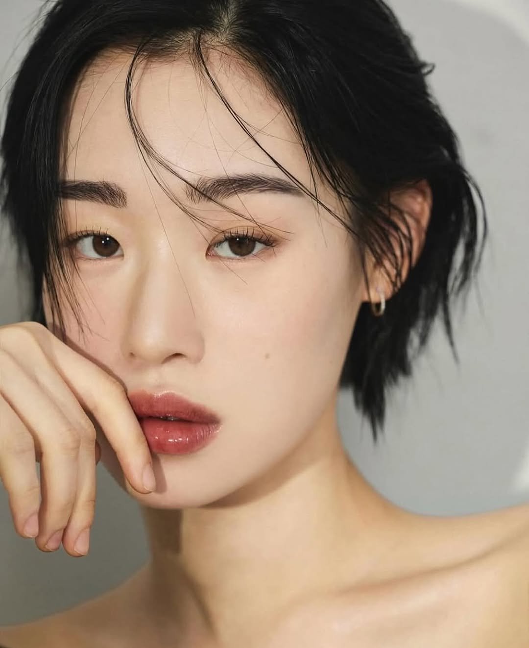 Photo by 스튜디오유성|배우프로필 프로필촬영 전문직프로필 프로필사진 on October 19, 2025. May be a closeup of one or more people, makeup, hair and text.