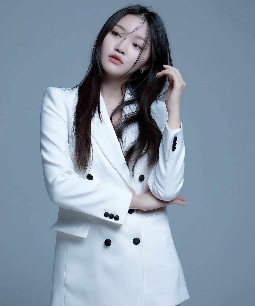 Photo by 스튜디오유성|배우프로필 프로필촬영 전문직프로필 프로필사진 on December 05, 2025. May be an image of one or more people, hair, blazer, suit and text.