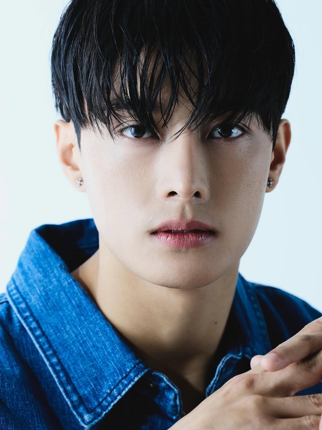 Photo by 스튜디오유성|배우프로필 프로필촬영 전문직프로필 프로필사진 on October 24, 2025. May be a closeup of one or more people, bangs, makeup and text.