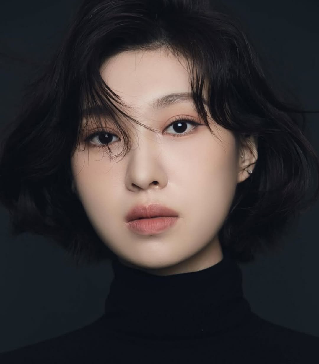 Photo by 스튜디오유성|배우프로필 프로필촬영 전문직프로필 프로필사진 on April 23, 2026. May be a closeup of one or more people, hair, makeup, turtleneck and text.