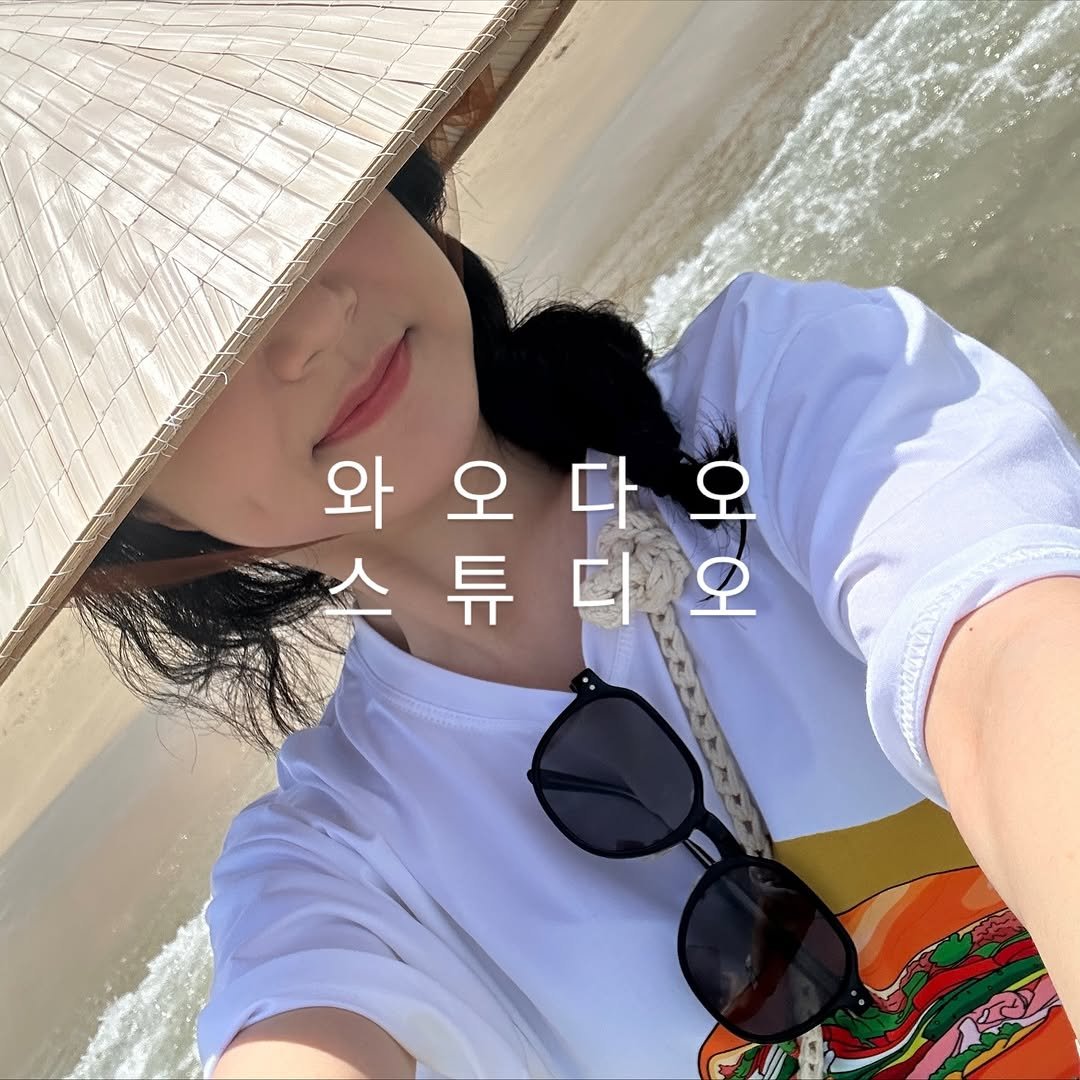 Photo shared by 와오다오 스튜디오 on November 21, 2025 tagging @xofl_v. May be an image of hat, pie, beach and text that says '와오다오 오 와 오 다 스튜디오 디 오 스 튜 디오'.