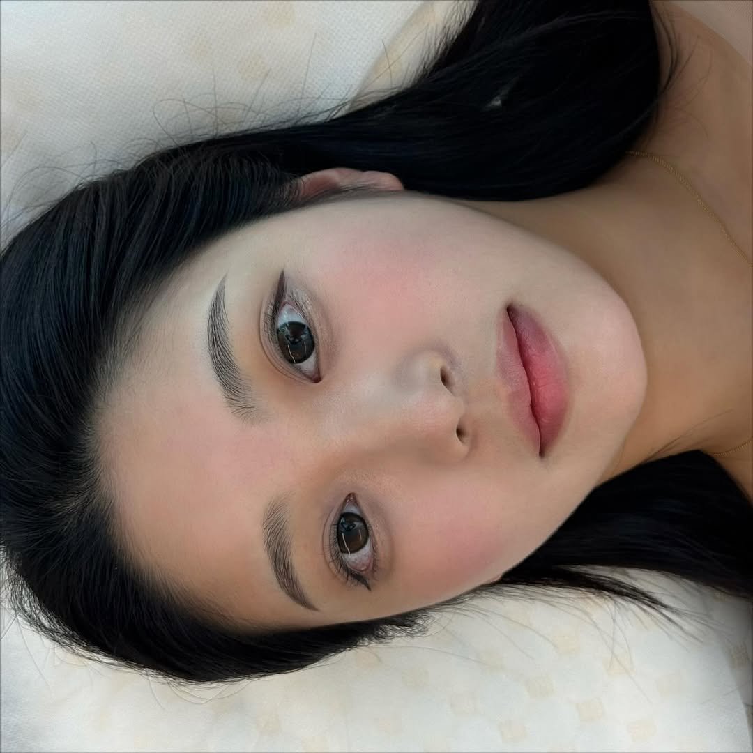 Photo by 스튜디오 숲 서울ㅣ대표원장 아인ㅣ자연눈썹의 미학, 자연흐름결 개발, 애교살반영구, 강남반영구 전문 on October 27, 2025.