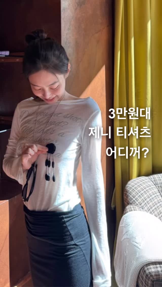 style_moabom 게시물 이미지: #style_moabom
[제니가 파리여행에서 입은 3만원대 티셔츠의 정체🐈‍⬛]...