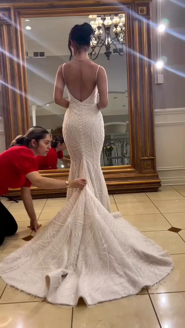 styleirooni 게시물 이미지: Bustling the bridal dress 🤍👰🏻♀️
From flowing...