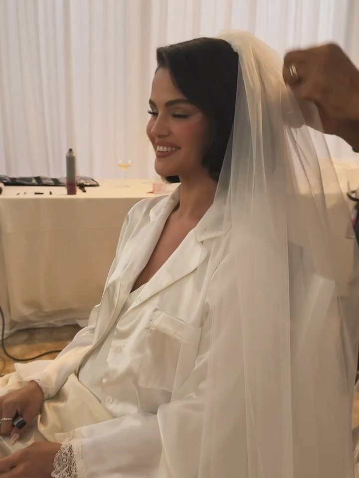 styleirooni 게시물 이미지: Selena Gomez walked straight out of a couture...