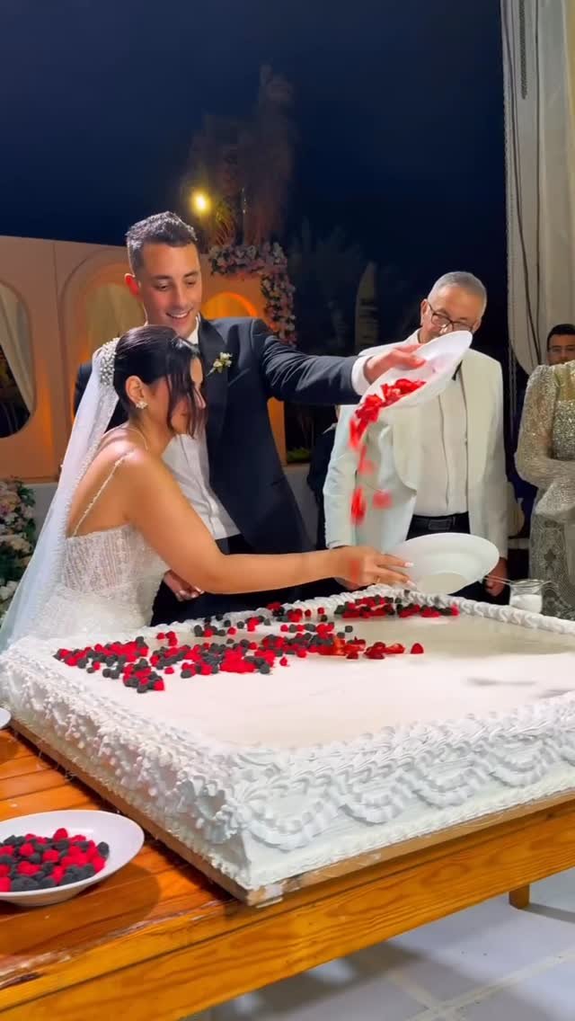 styleirooni 게시물 이미지: A beautiful wedding moment 🍰
This cake is...