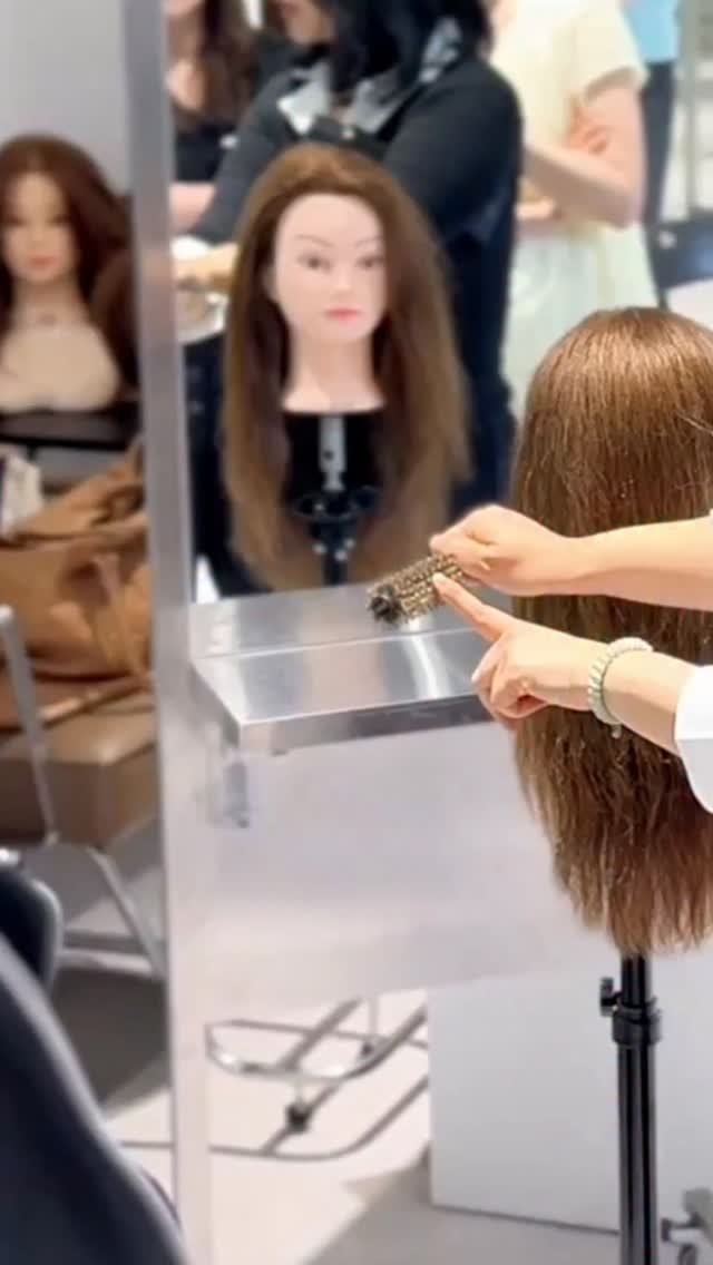 stylezizone 게시물 이미지: 롤빗 사용법도 살펴보고 가실게요‼️ 기초튼튼

1. 모류 교정 및 뿌리 볼륨...
