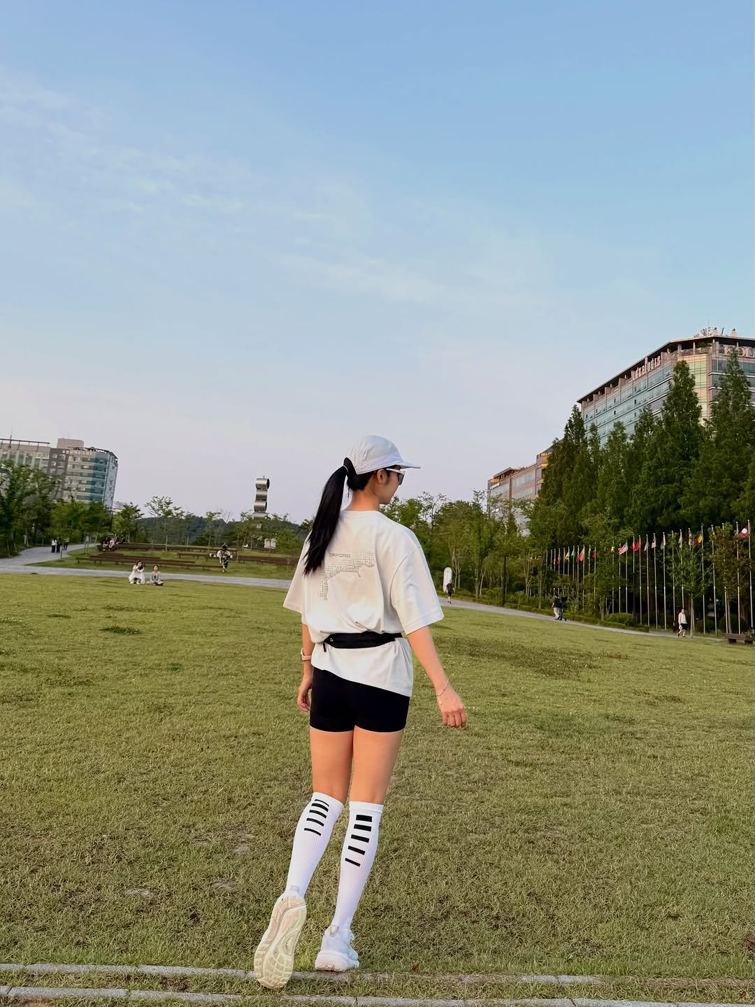 su._.yeon1019 게시물 이미지: 황씽쏭 잡도리(?)해서 길어보이는 사진 겟또📸🤍
덕분에 잘 나와따 😙

티셔츠는...