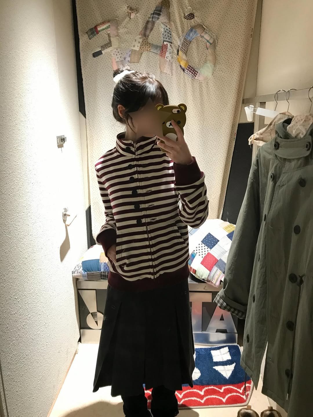 Photo shared by 수집 su.zip⋆｡𖦹 on December 21, 2025 tagging @_gaehyun, and @oafish_official. May be an image of duffle coat, overcoat, parka, clothes hanger, miniskirt, kilt and text.