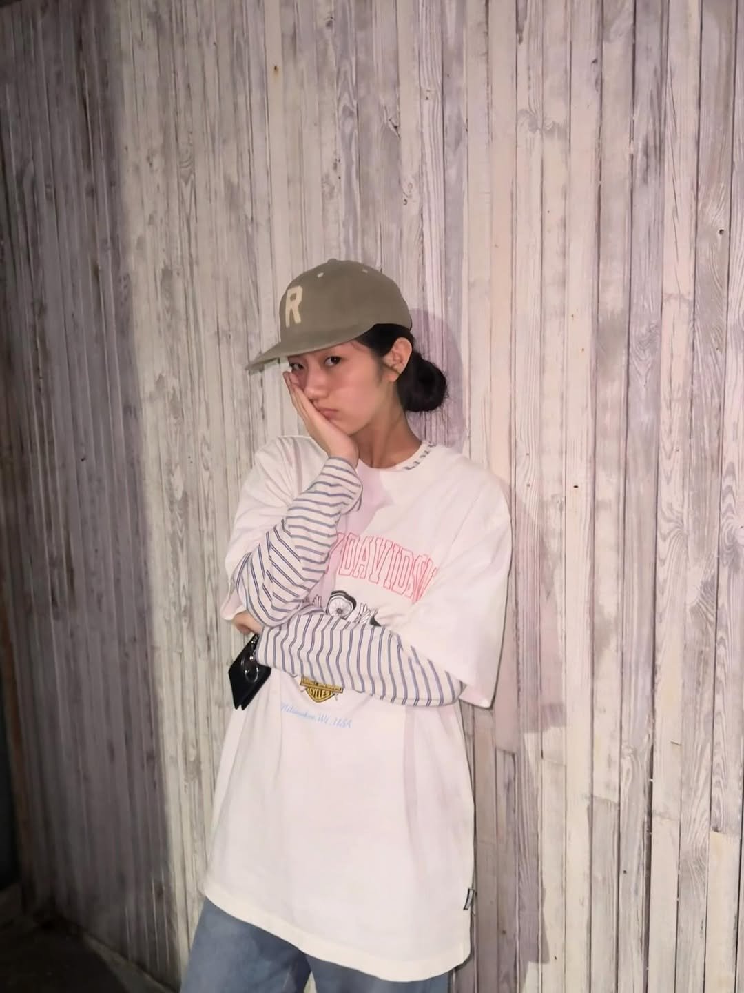 Photo by 신은수 on April 05, 2026. May be an image of hat, sweatpants, top, sweatshirt and text.