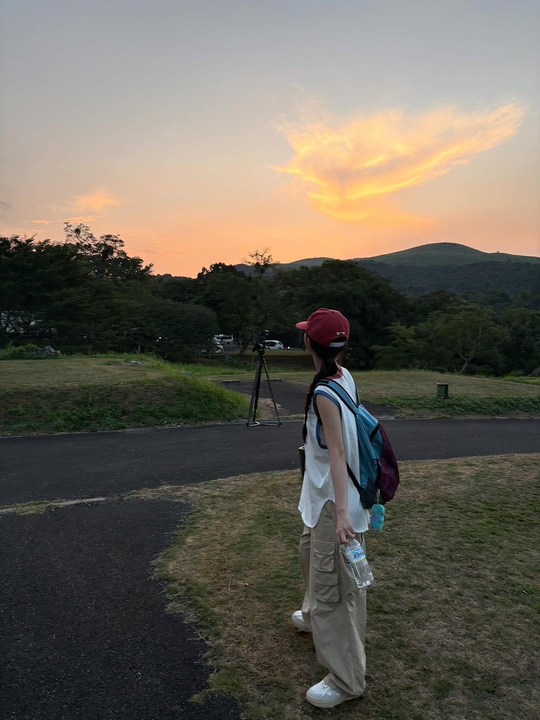 Photo by 신은수 on October 19, 2025. May be an image of cloud, twilight, park and text.