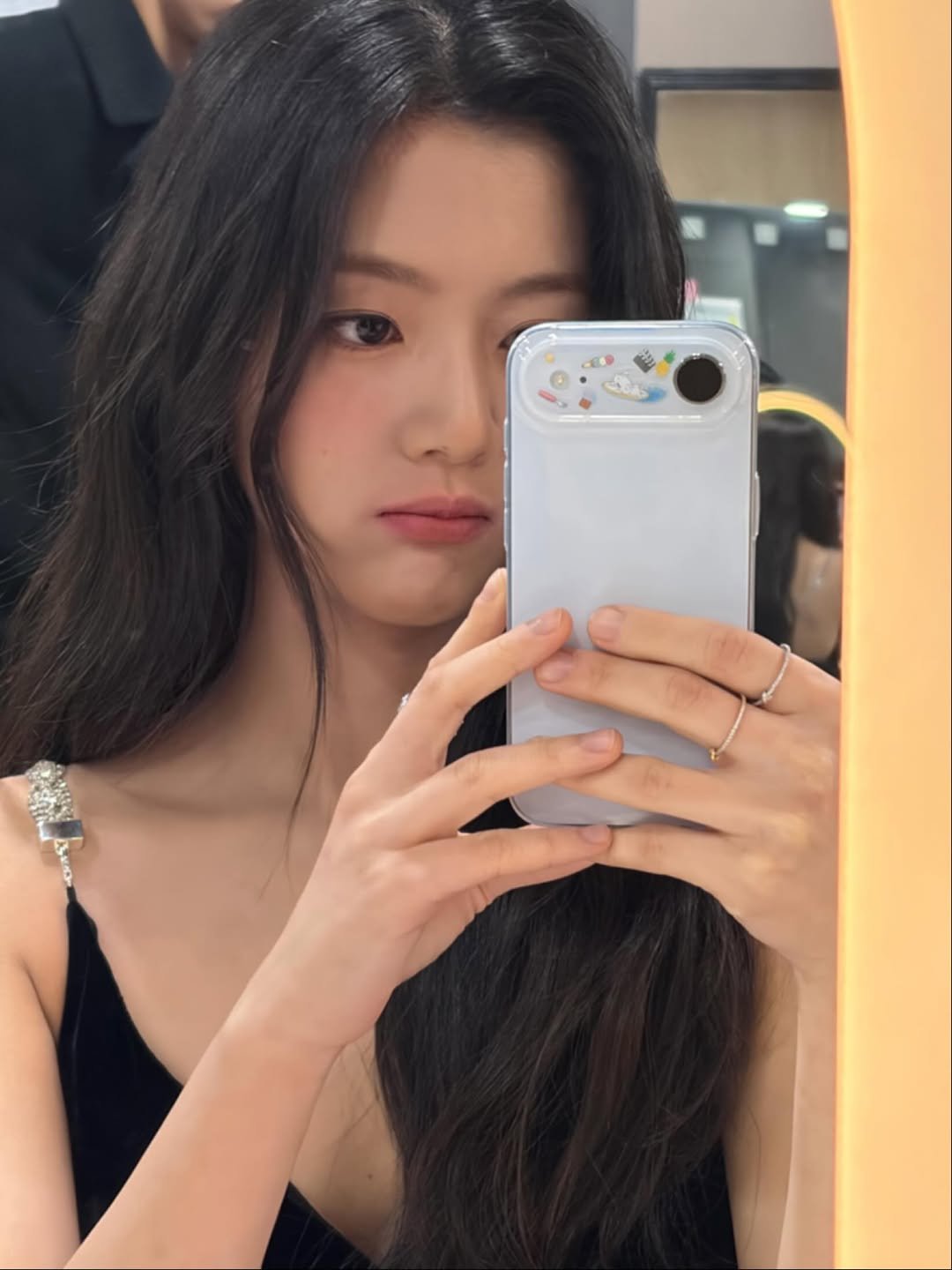 Photo by 신은수 on December 20, 2025. May be an image of one or more people, hair, mirror and text.