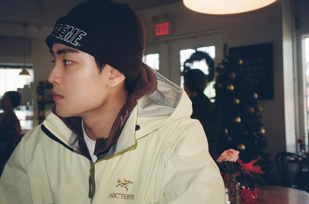 Photo by 김수겸 on January 13, 2026. May be an image of goosedown coat, hat, duffle coat, jacket, beret, turtleneck, parka and text.