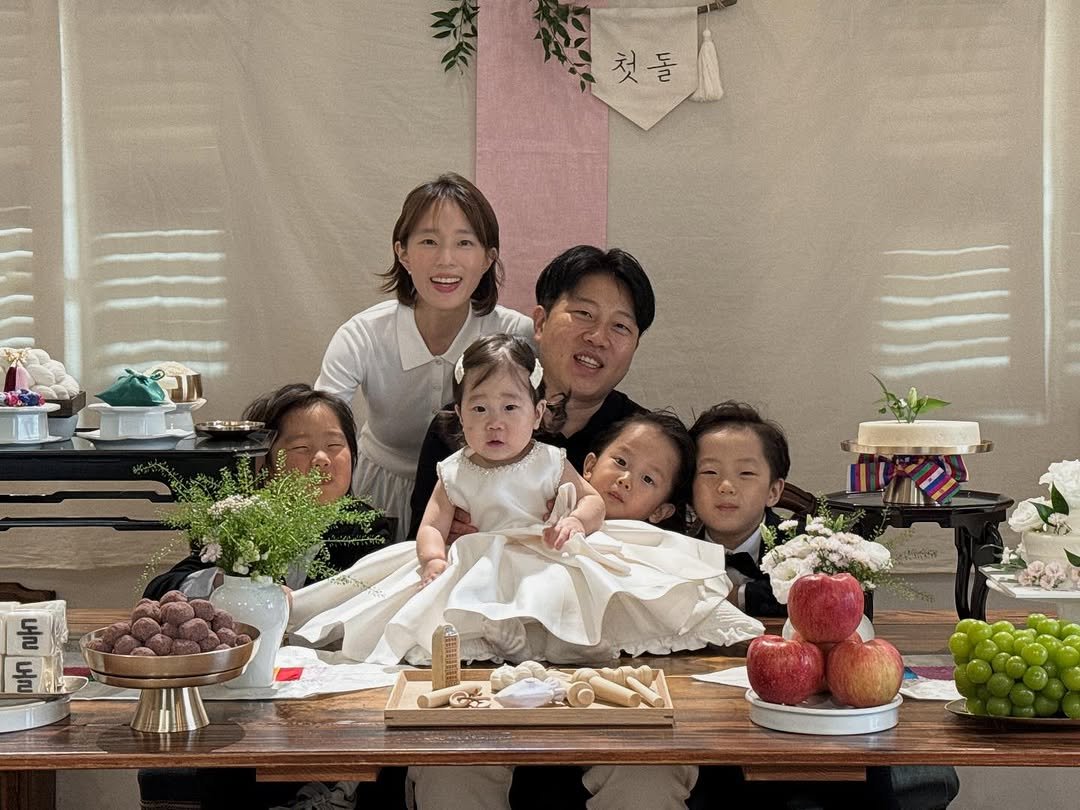 Photo by 해뜨기 전부터 챙겨먹는 수연이네♥️ on September 12, 2025. May be an image of 6 people, baby and food.
