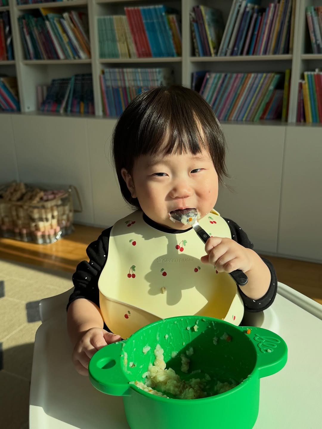 Photo by 해뜨기 전부터 챙겨먹는 수연이네♥️ on November 15, 2025. May be an image of baby and text.