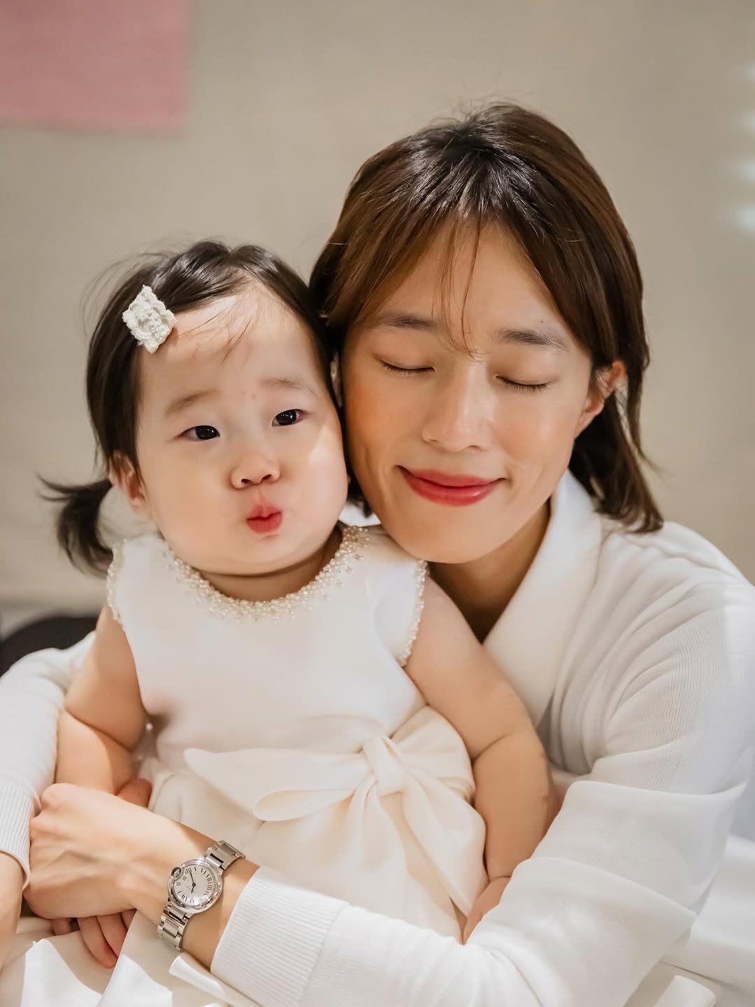 Photo by 해뜨기 전부터 챙겨먹는 수연이네♥️ on September 27, 2025. May be an image of 1 person and baby.