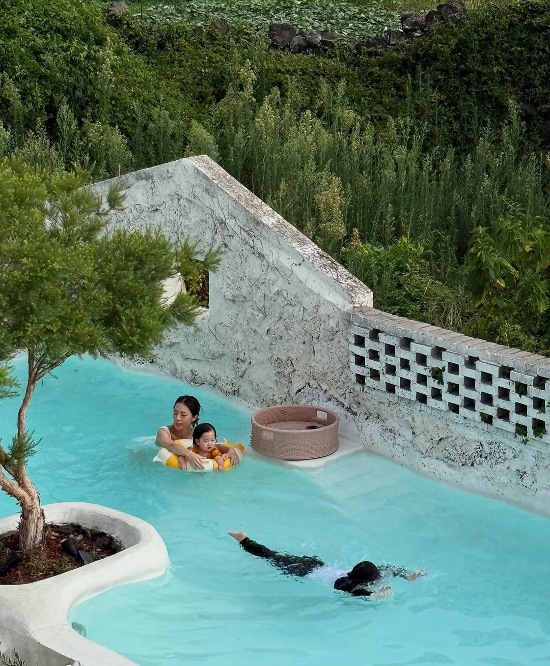 Photo by 해뜨기 전부터 챙겨먹는 수연이네♥️ on August 20, 2025. May be an image of 3 people, people swimming and pool.