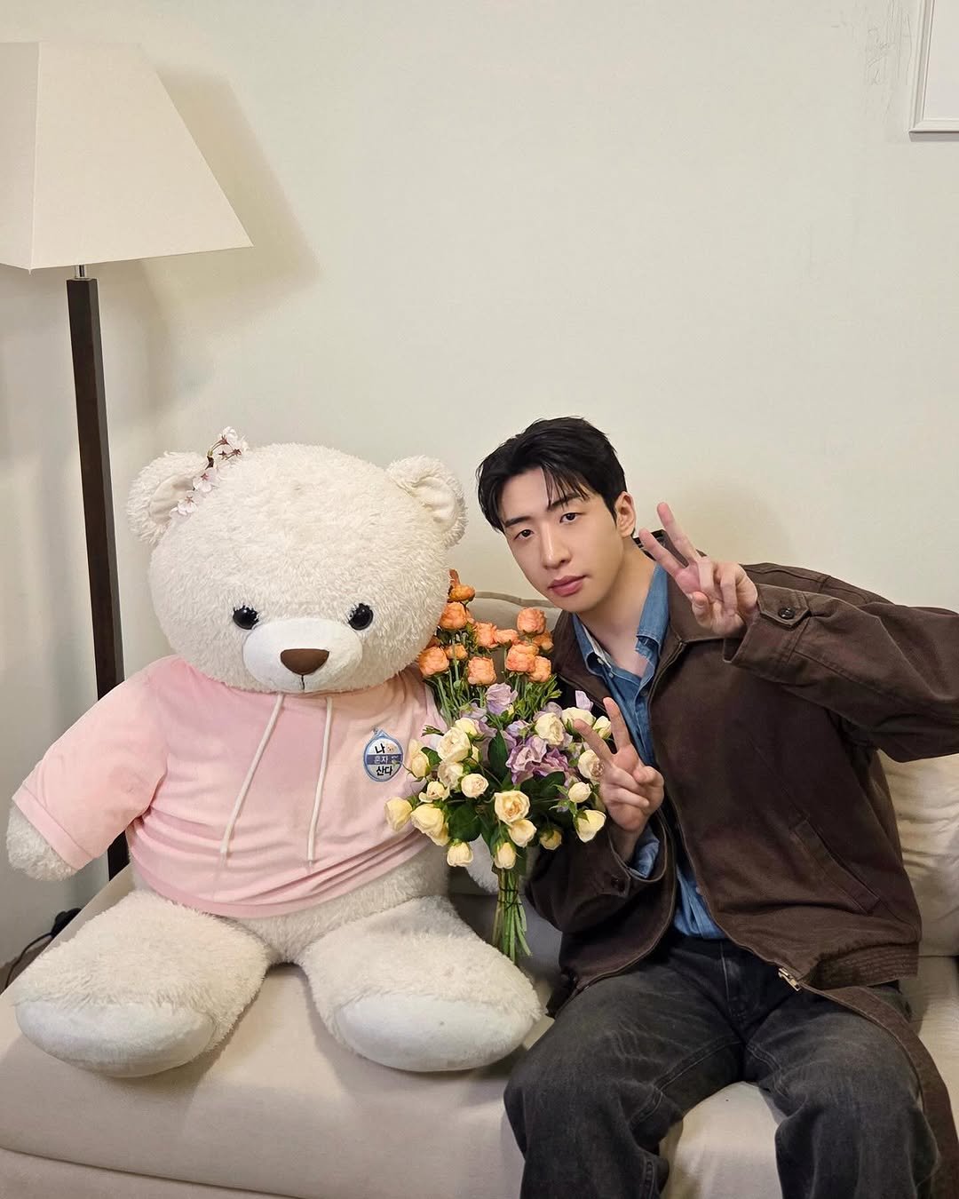 Photo by 유수빈 on April 24, 2026. May be an image of ‎text that says '‎ا 산다‎'‎.