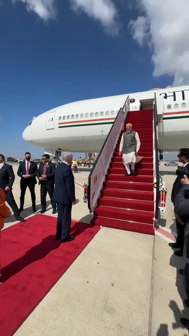 sudhanshutrivediofficial 게시물 이미지: Hugs, laughter, and a personal touch set the...