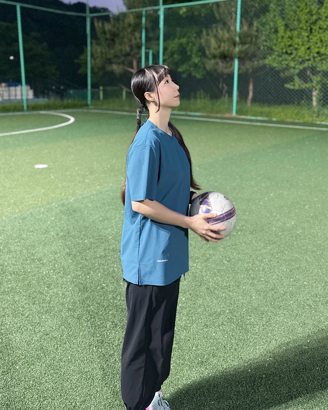 sujin20.5 게시물 이미지: -
내가 기껏 땀 흘려놨더니 윗도리가 훔쳐다 증발시켜버림
집에 갔더니 젖어있는 건...