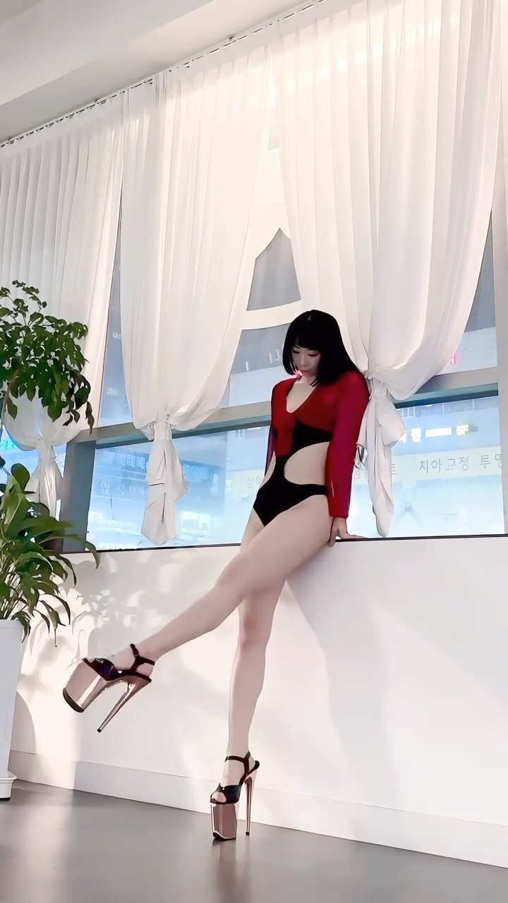 sujin20.5 게시물 이미지: -
간 빼먹게 생겼다랄까...🧛🏻‍♀️
검정색과 빨간색의 조합은 무조건 진리고,...