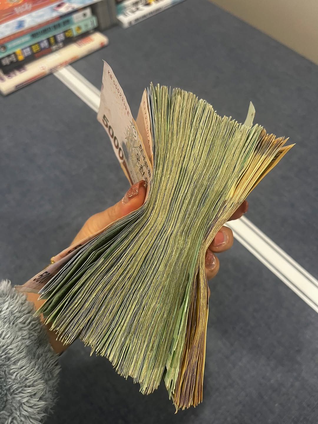 Photo shared by 수진쌤 이수진|부동산 투자|경매|LK인베스트먼트부자학교대표 on November 13, 2025 tagging @sujin_master. May be an image of book, money, newspaper and text.