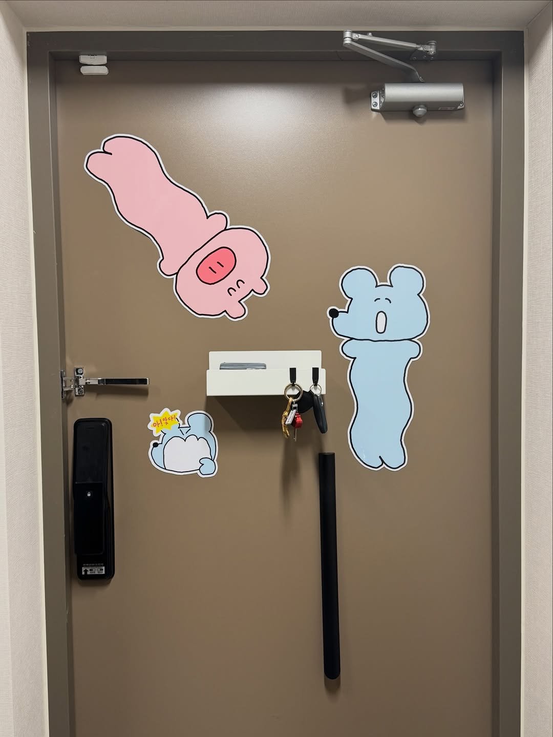 Photo by 수키도키 on February 05, 2026. May be an image of light switch, bandage, padlock, stethoscope, door and text.