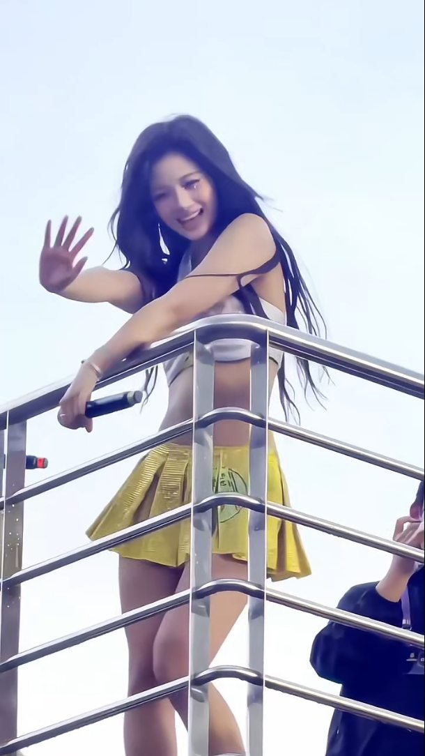 sullyoon_nmixx 게시물 이미지: 😗😙

#NMIXX #엔믹스 
 #SULLYOON #설윤