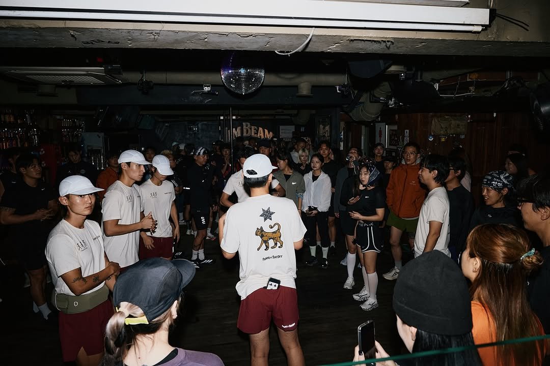 Photo by <SULTURE>  슐튀르미디어 on October 21, 2025. May be an image of one or more people, turnstile, crowd, concert and text.