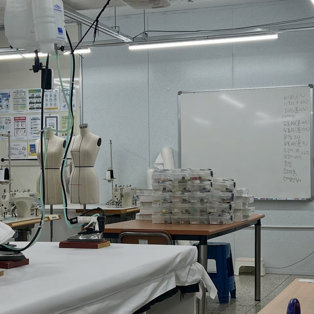 Photo by 요리하는 자몽씨 on February 19, 2026. May be an image of clothes iron, sewing machine, hospital, office and text.